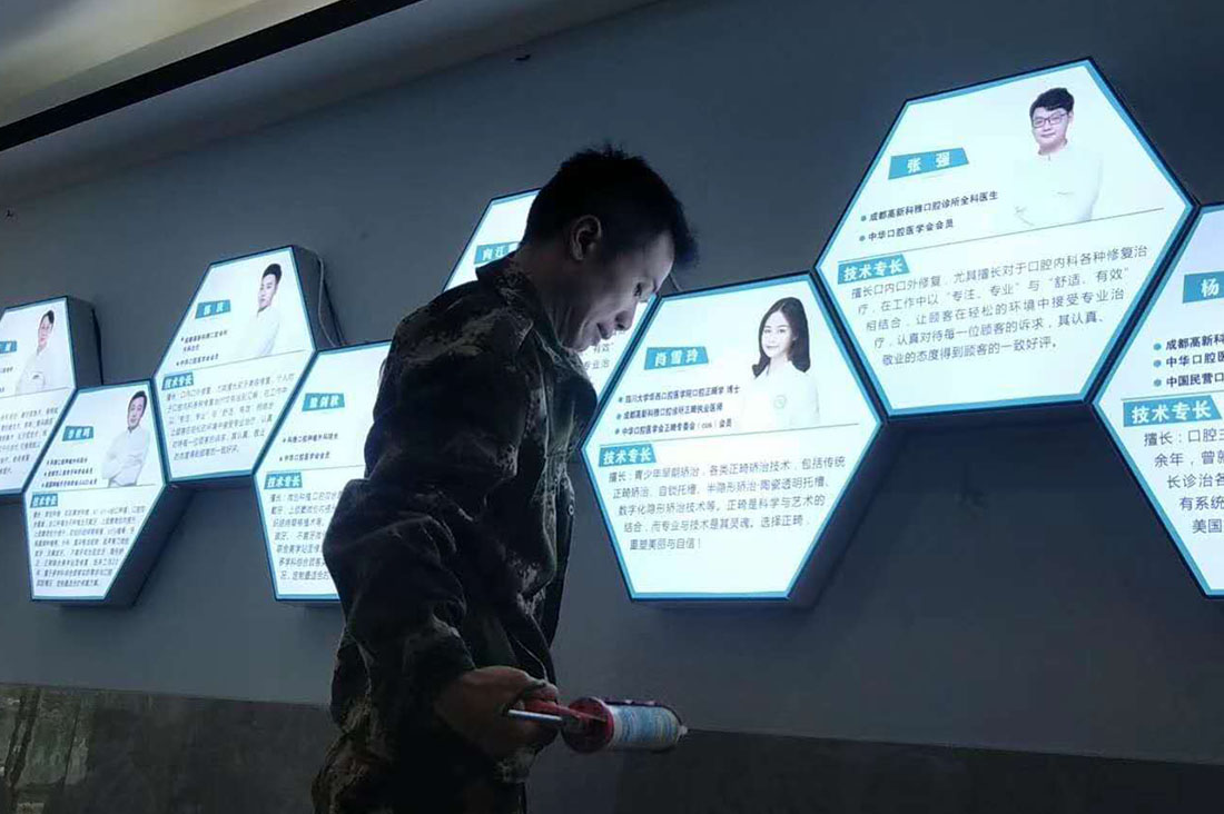 成都燈箱廣告大菠萝福建官网海纳百川安裝