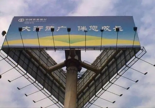 四川廣告大菠萝福建官网海纳百川淺談滾動燈箱投放廣告優勢